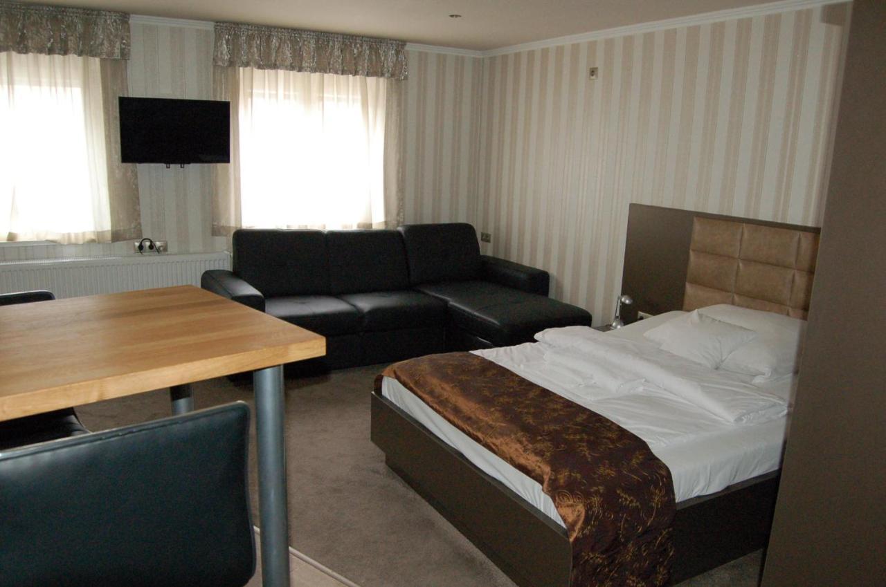 Control Motel ยาสซ์แบร์รีนย์ ภายนอก รูปภาพ