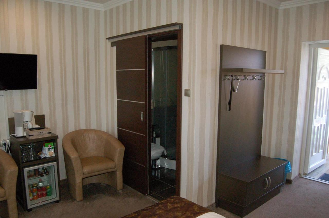 Control Motel ยาสซ์แบร์รีนย์ ภายนอก รูปภาพ