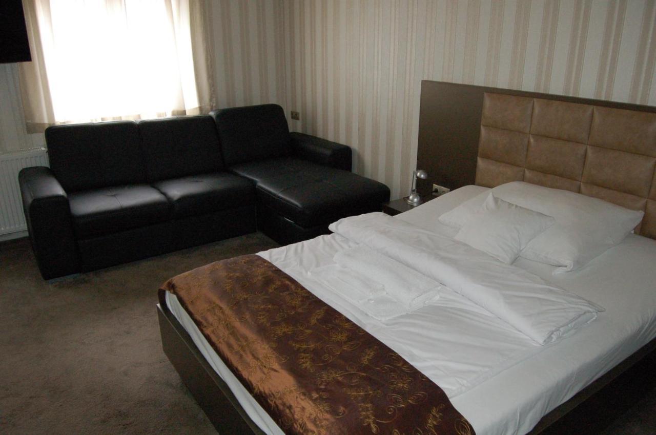 Control Motel ยาสซ์แบร์รีนย์ ภายนอก รูปภาพ