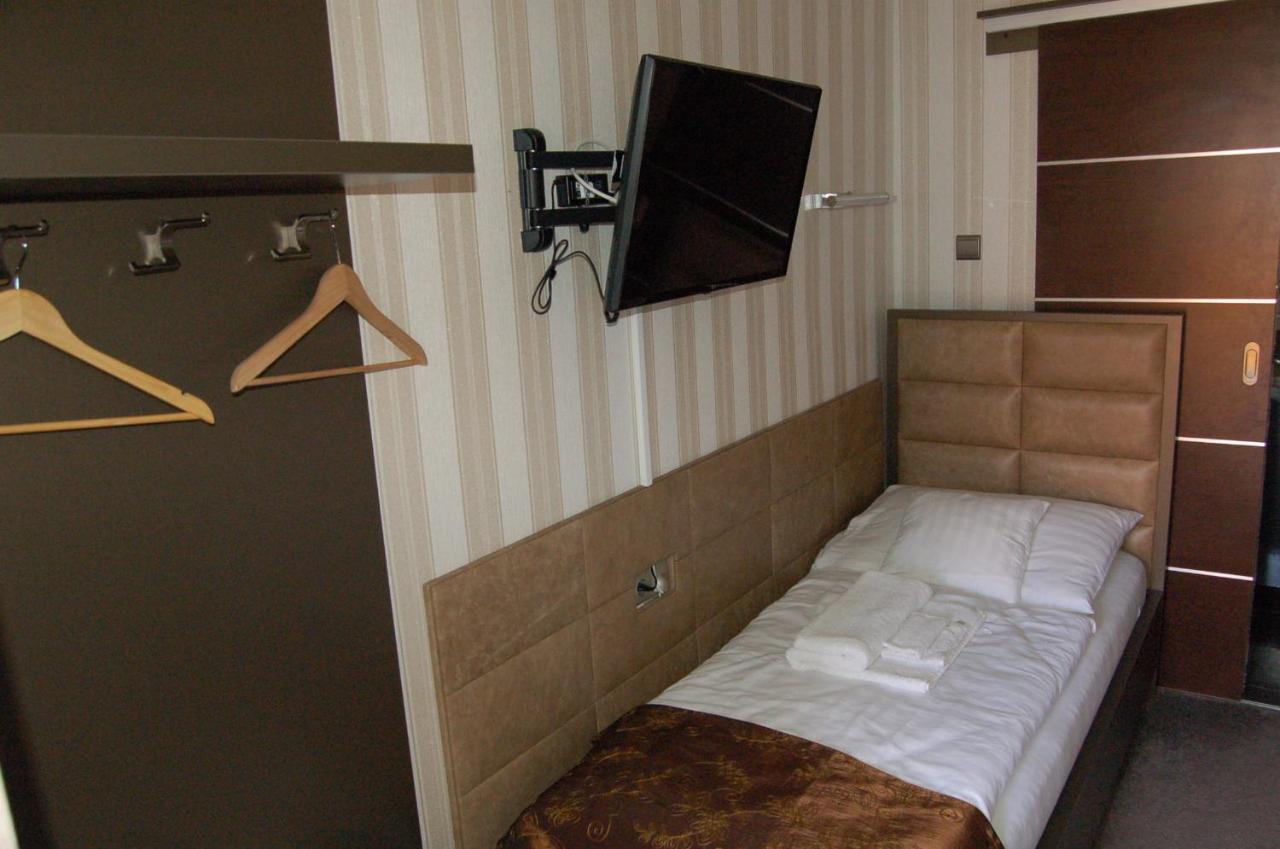 Control Motel ยาสซ์แบร์รีนย์ ภายนอก รูปภาพ